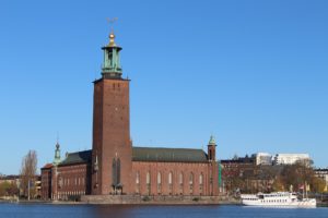 Stockholms stadshus mot en blå himmel